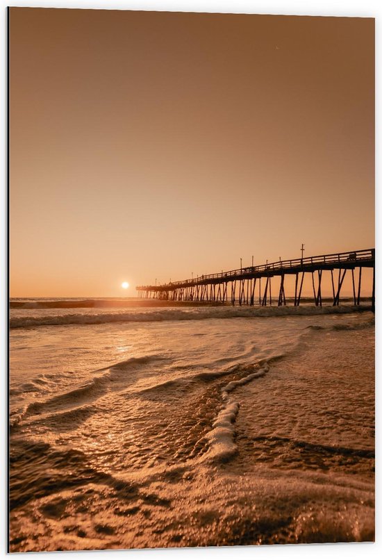 Dibond - Zonsondergang bij Pier op het Strand - 60x90cm Foto op Aluminium (Met Ophangsysteem)