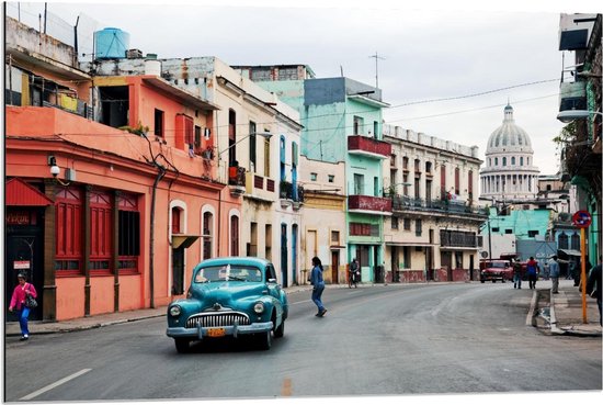Dibond - Dorpsstraatje in Cuba - 90x60cm Foto op Aluminium (Met Ophangsysteem)