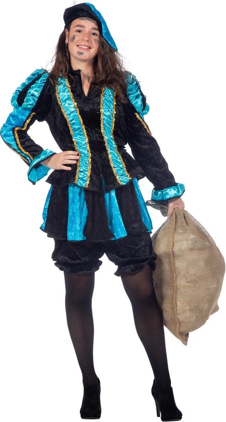 Vrouw in aquablauw en zwart Pietenpak met baret, met roetvegen en draagt een jute zak.