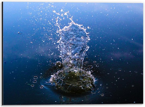 Dibond - Steen plonzend in Water - 40x30cm Foto op Aluminium (Met Ophangsysteem)