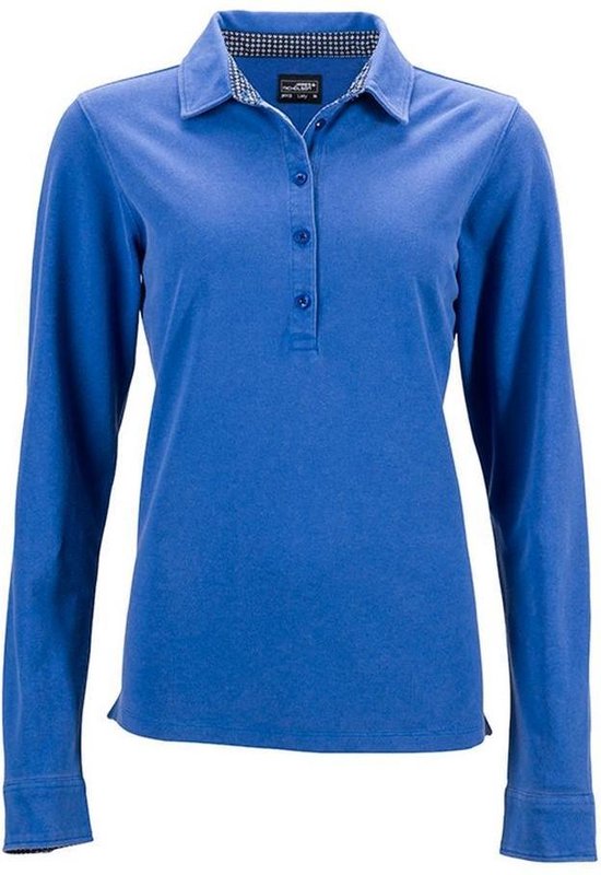 Polo femme à manches longues bleu roi avec un subtil motif à carreaux à l'intérieur du col.