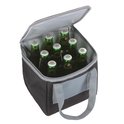 Zwarte koeltas met grijze hengsels, gevuld met acht groene bierflessen met kroonkurk.