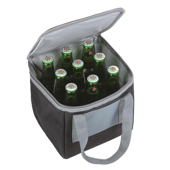 Zwarte koeltas met grijze hengsels, gevuld met acht groene bierflessen met kroonkurk.
