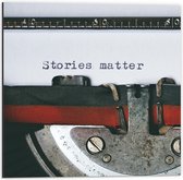 Dibond - ''Stories Matter'' op Typmachine  - 50x50cm Foto op Aluminium (Wanddecoratie van metaal)