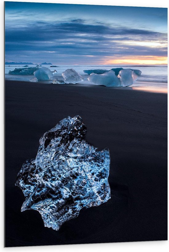 Dibond - IJsblokken op Strand - 80x120cm Foto op Aluminium (Wanddecoratie van metaal)