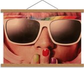 Schoolplaat – Close Up Zonnebril - 60x40cm Foto op Textielposter (Wanddecoratie op Schoolplaat)