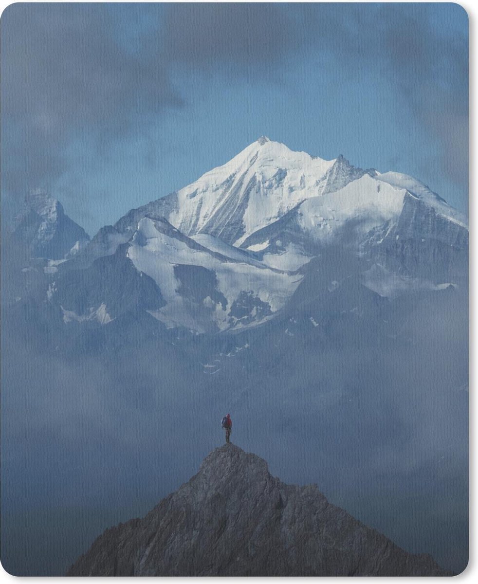 Muismat Alpen  - Bergbeklimmer op de top van een berg kijkt in de Zwitserse Alpen muismat rubber - 19x23 cm - Muismat met foto