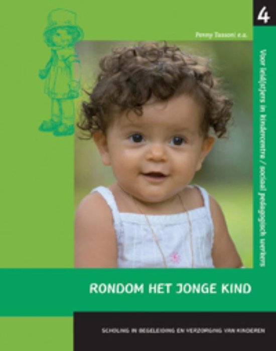 Un bébé aux cheveux bruns bouclés, un haut blanc et un chapeau vert avec un enfant dessus.