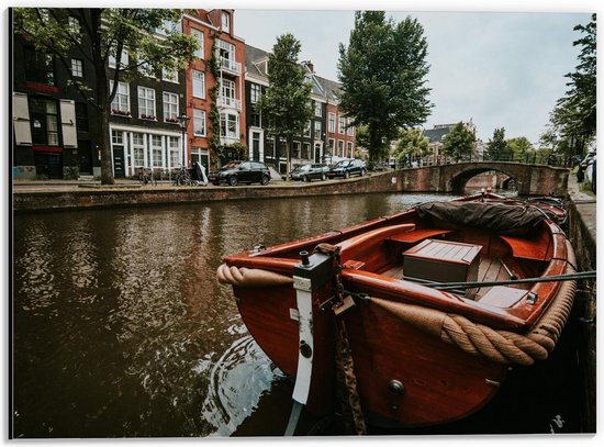 Dibond - Bootje in de Amsterdamse Grachten - 40x30cm Foto op Aluminium (Met Ophangsysteem)