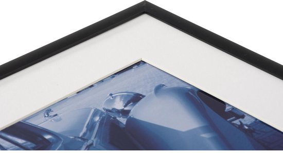 Zwarte fotolijst met witte passe-partout, close-up van blauwe auto-onderdelen in print.