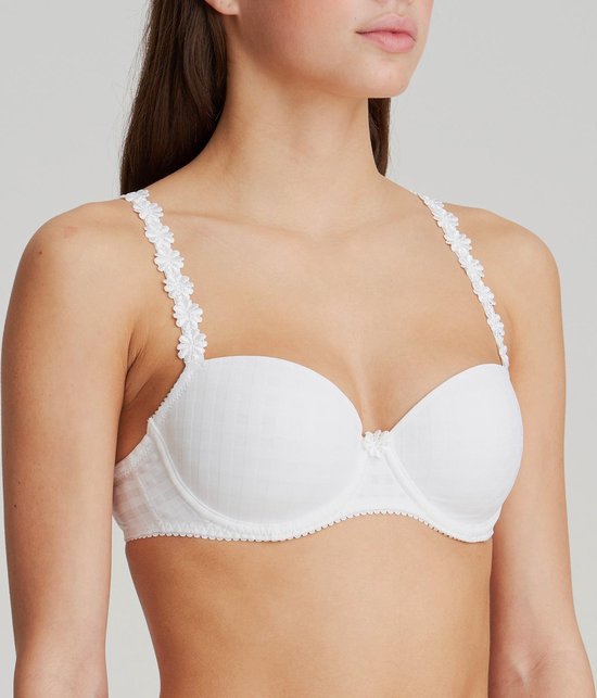 Witte voorgevormde balconnetbeha met geruit patroon en bloemenbandjes.