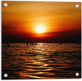 Tuinposter – Mensen in Zee tijdens Zonsondergang - 50x50cm Foto op Tuinposter  (wanddecoratie voor buiten en binnen)