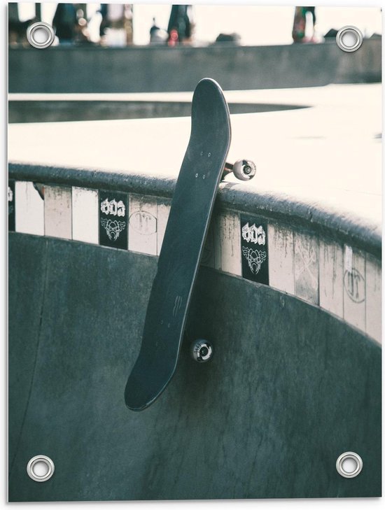 Tuinposter – Skateboard op Schans - 30x40cm Foto op Tuinposter  (wanddecoratie voor buiten en binnen)