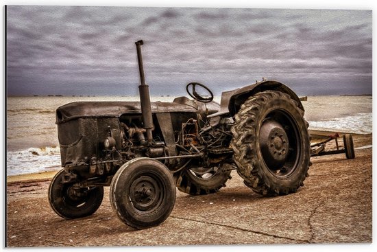 Dibond - Verroeste Tractor aan het Strand - 60x40cm Foto op Aluminium (Met Ophangsysteem)