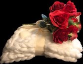 Deken - Plaid - Wit - 80x100 cm - Boeketje rode rozen van zijde - Zijden lint met de tekst "Speciaal voor jou" - In cadeauverpakking met gekleurd lint