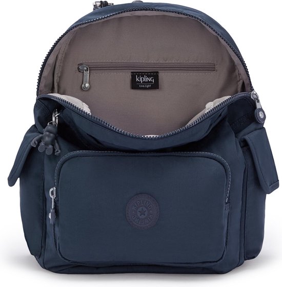 Open donkerblauwe Kipling rugzak met een binnenritsvak en Kipling logo.