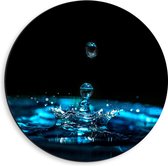 Dibond Wandcirkel - Blauwe Waterdruppel in Plas - 40x40cm Foto op Aluminium Wandcirkel (met ophangsysteem)