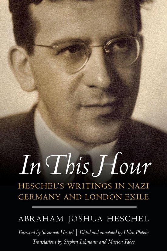Boek 'In This Hour' met een close-up portret van Abraham Joshua Heschel, bril dragend.