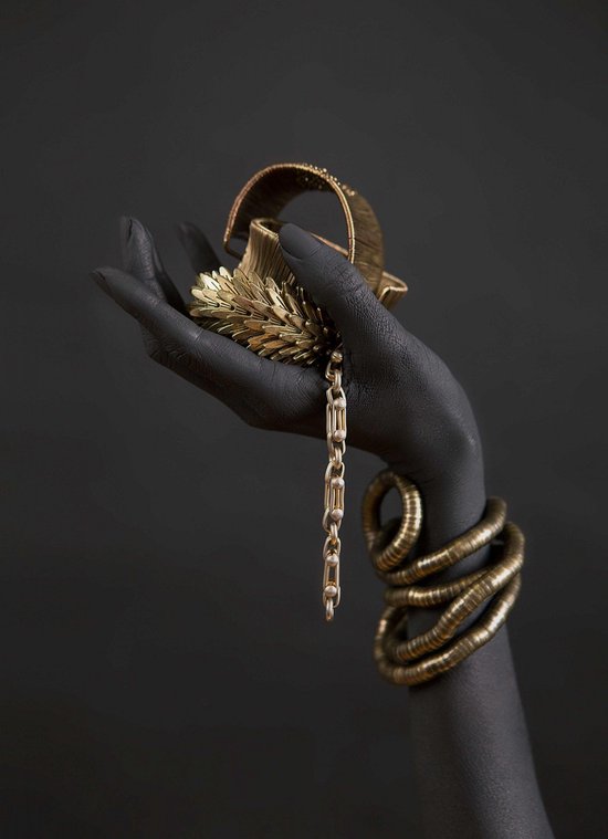 Main de femme noire avec des bijoux en or. Bracelets orientaux sur une main  peinte en... | bol.com