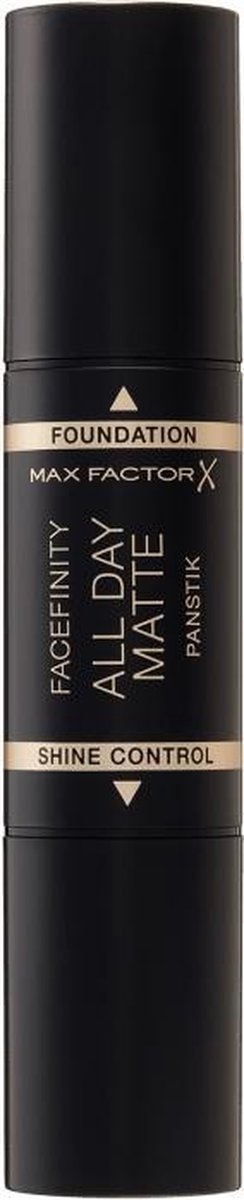 Zwarte foundation stick van Max Factor Facefinity All Day Matte Panstik, uitgedraaid met foundation en spons.