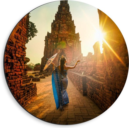 Dibond Wandcirkel - Vrouw in een Tempel in Thailand - 40x40cm Foto op Aluminium Wandcirkel (met ophangsysteem)