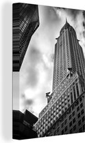 Canvas Schilderij Chrysler Gebouw in New York vanaf de onderkant gemaakt in zwart-wit - 60x90 cm - Wanddecoratie