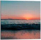Dibond - Zonondergang in Golven - 50x50cm Foto op Aluminium (Met Ophangsysteem)
