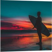 Acrylglas - Surfer op Strand Zonsondergang - 80x80cm Foto op Acrylglas (Met Ophangsysteem)