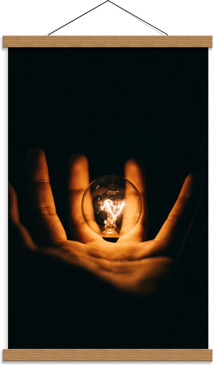 Schoolplaat – Lichtgevende Gloeilamp in Handen met Zwarte Achtergrond - 40x60cm Foto op Te