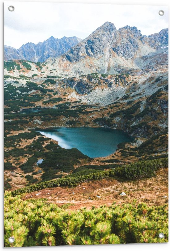 Tuinposter – Bergen met Water en Bomen (Kasprowy Wierch)  - 60x90cm Foto op Tuinposter  (wanddecoratie voor buiten en binnen)