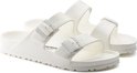 Witte Birkenstock Arizona EVA slippers met twee verstelbare gespen.