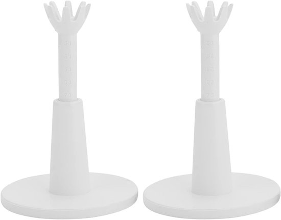 Twee witte, verstelbare golf tees met schaalverdeling op de steel, staande op een groene grasmat.