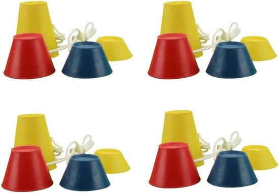 Vier sets golf tees in rood, blauw en geel, elk met een touwtje.