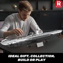 Man bouwt een grijze en witte onderzeeër model, met de tekst 'Ideal Gift, Collection, Build or Play'.