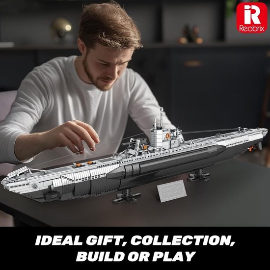 Man bouwt een grijze en witte onderzeeër model, met de tekst 'Ideal Gift, Collection, Build or Play'.