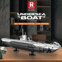 Grijze en witte onderzeeër model op een houten tafel, met de tekst 'Next-Generation Strategic U-Type Submarine'.