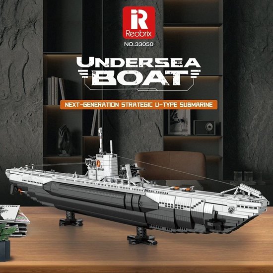 Grijze en witte onderzeeër model op een houten tafel, met de tekst 'Next-Generation Strategic U-Type Submarine'.