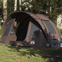 Bruine 2-persoons tent opgezet in een bosrijke omgeving, met stoel en opbergkisten.