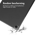 Étui pour tablette noir protégeant contre les chutes, sur fond blanc cassé. Texte : Protection intégrale.