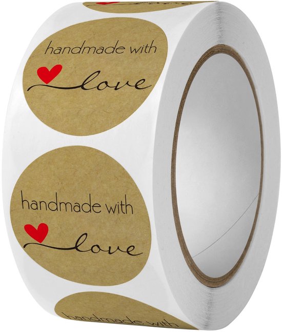 Rol met bruine stickers met rode hartjes en tekst 'handmade with love'.