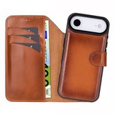 Bruin lederen telefoonhoesje, opengeklapt met kaarten en geld erin, telefooncamera zichtbaar.