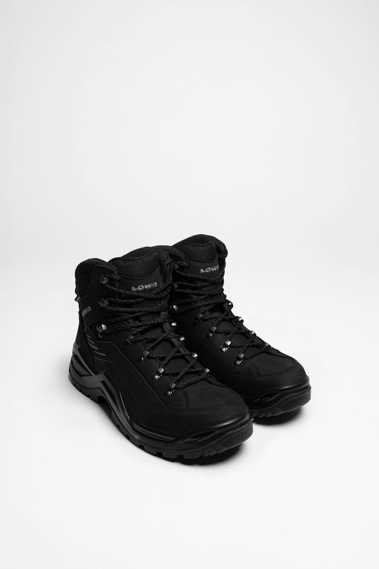 Een paar zwarte LOWA Renegade wandelschoenen met veters, Gore-Tex en dikke zolen.