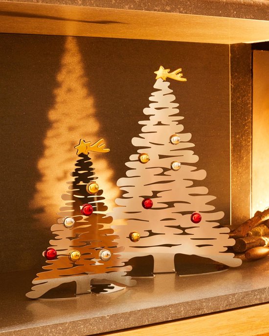 Deux arbres de Noël en métal, un grand et un petit, avec des étoiles dorées et des boules rouges, argentées et dorées.