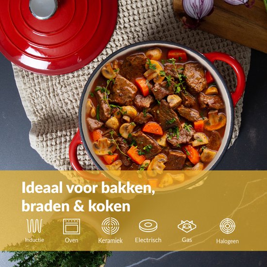 Rode gietijzeren stoofpot gevuld met stoofvlees, wortels en champignons. "Ideaal voor bakken, braden & koken".