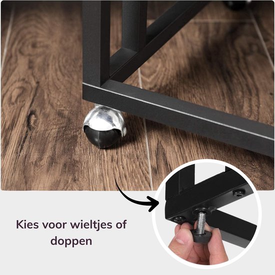Close-up van de wieltjes en verstelbare pootjes van een zwart bijzettafeltje.