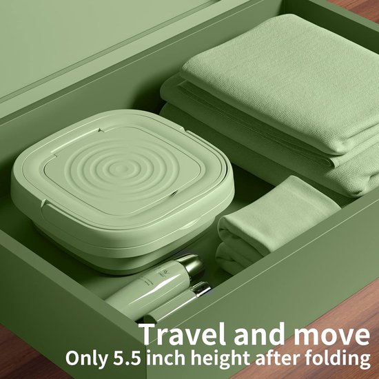 Gevouwen lichtgroene opvouwbare mini wasmachine, slechts 5,5 inch hoog, ideaal voor reizen en verhuizen, opgeborgen in een groene koffer met handdoeken.