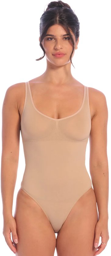 Nude body, gedragen door vrouw van voren, met dunne bandjes en V-hals.