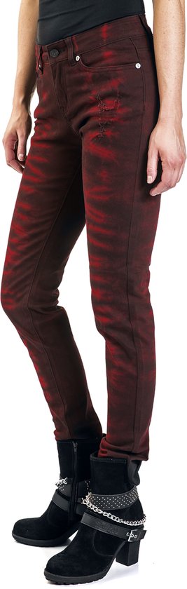Zijprofiel van een rode broek met zwarte batikprint en destroy-details.