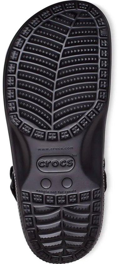 Zool van zwarte Crocs klomp met geribbeld profiel en 'Crocs' logo.