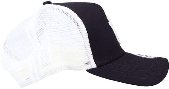 Vue latérale d'une casquette noire avec côtés en mesh blanc, logo New Era et visière.